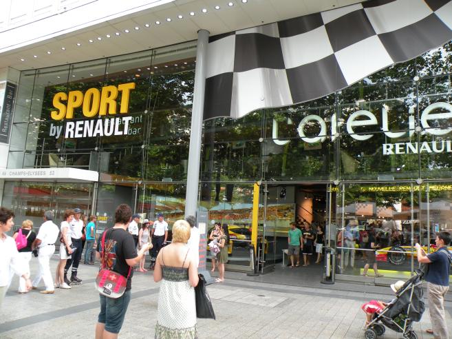  vitrine de Renault, Avenue des Champs Elysées